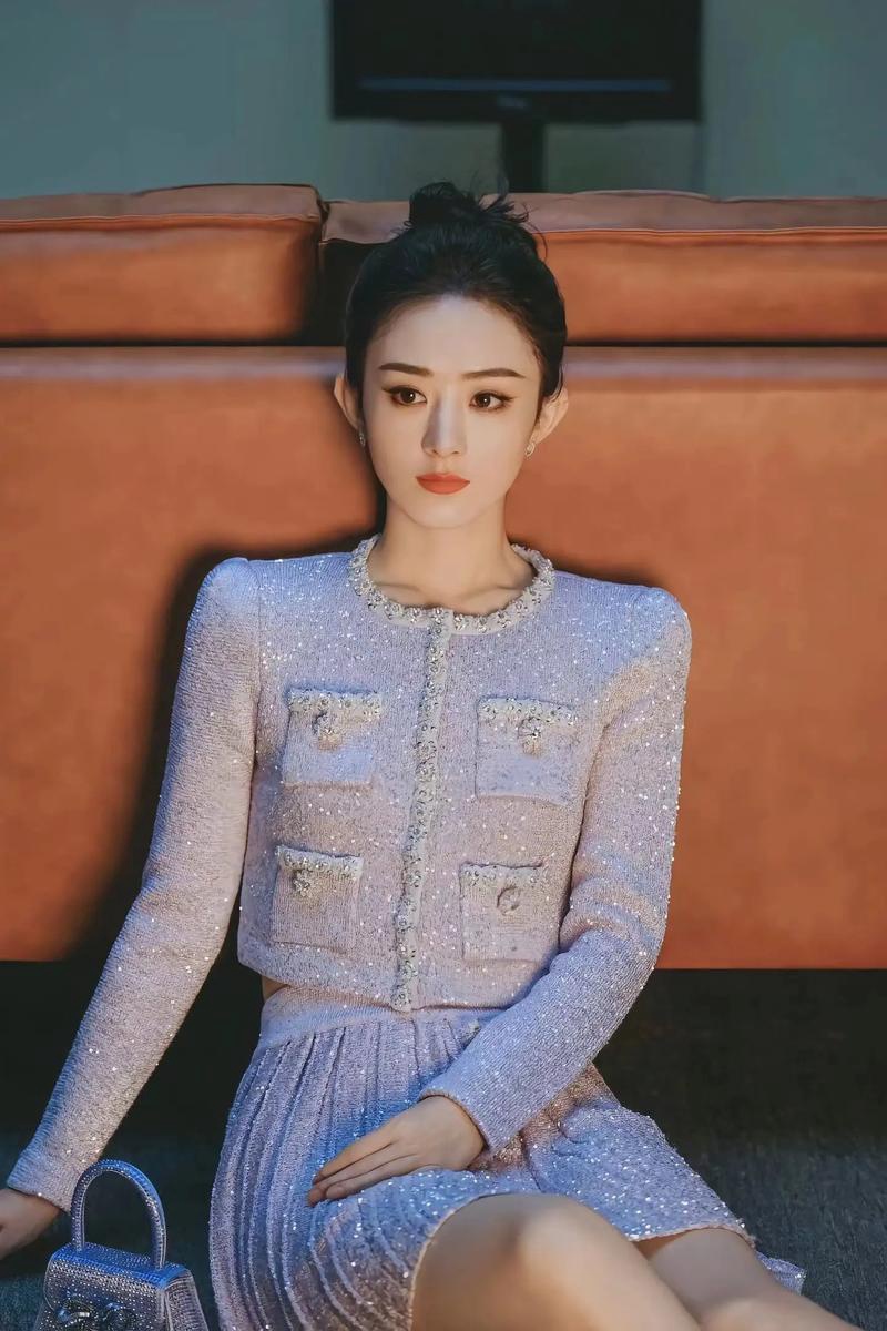 震惊！成毅《狩谎》突袭官宣扔掉长剑戴眼镜，首演心理学家这是要玩疯批？